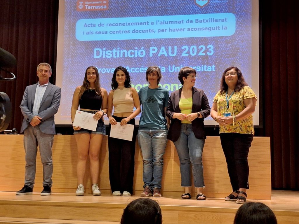 cinc alumnes reben la “distinció pau” (3)