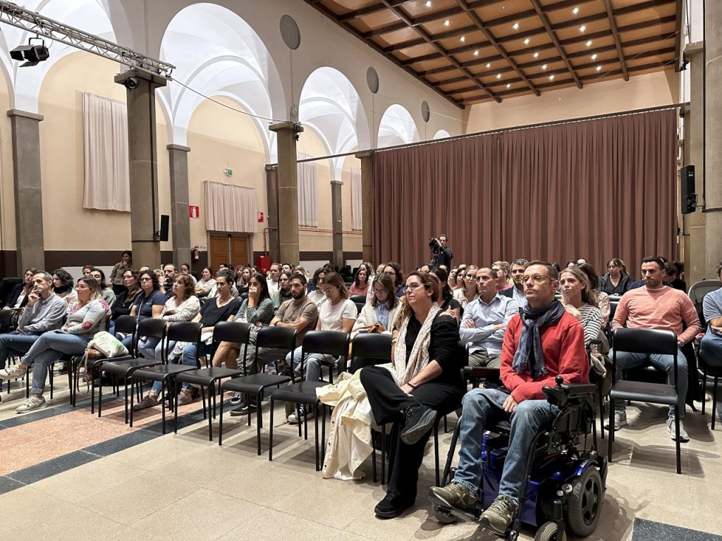 el cicle de conferències de l’escola s’estrena amb l’escriptor francesc miralles 03