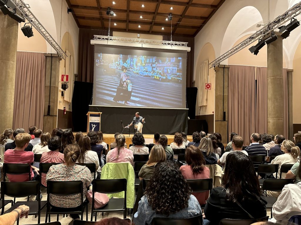 el cicle de conferències de l’escola s’estrena amb l’escriptor francesc miralles 04