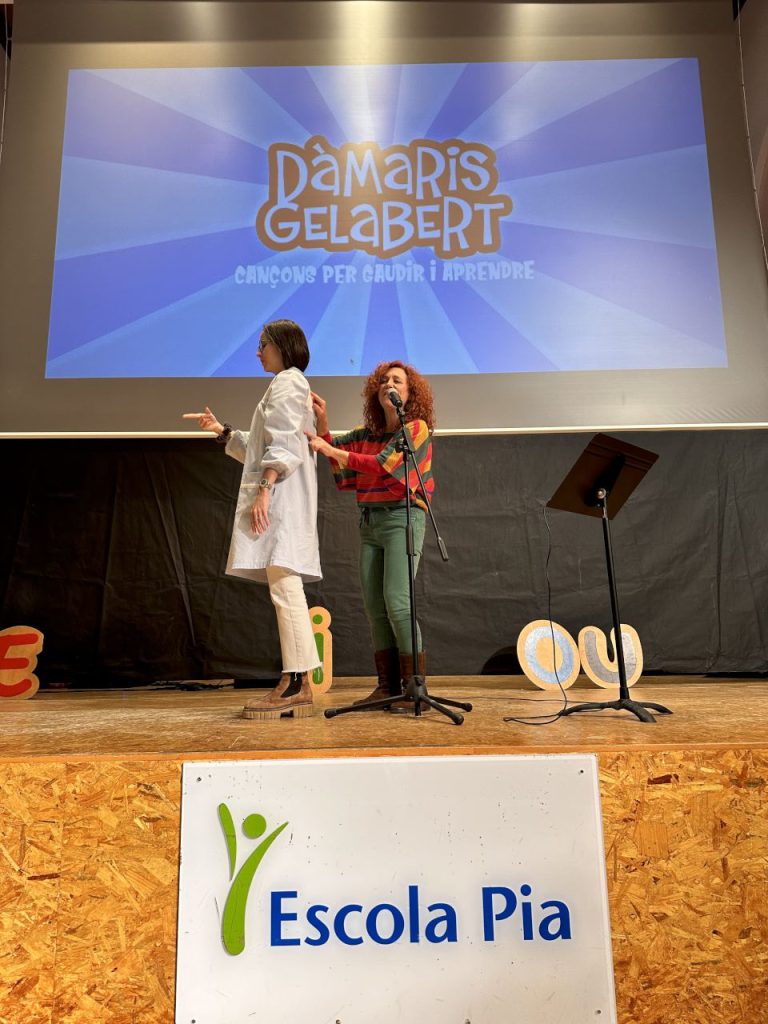 dàmaris gelabert fa un concert l’escola!  (2)