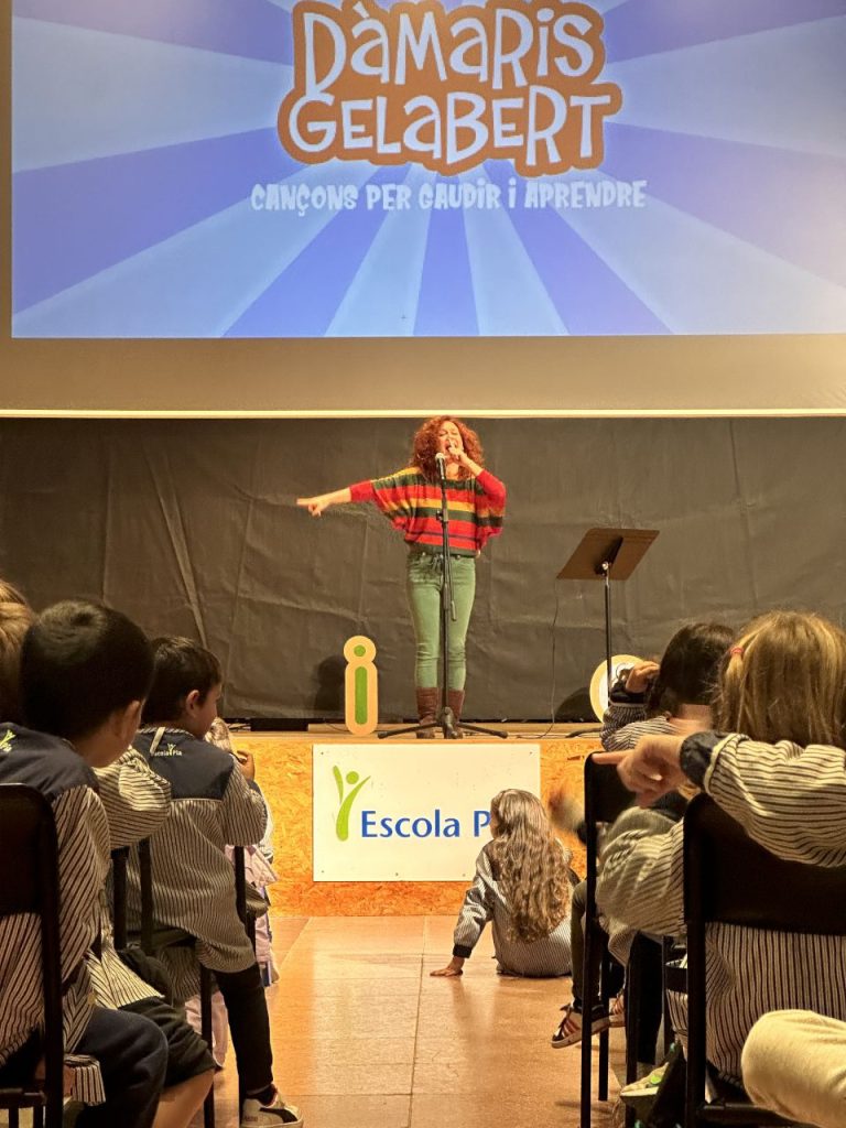 dàmaris gelabert fa un concert l’escola!  (4)