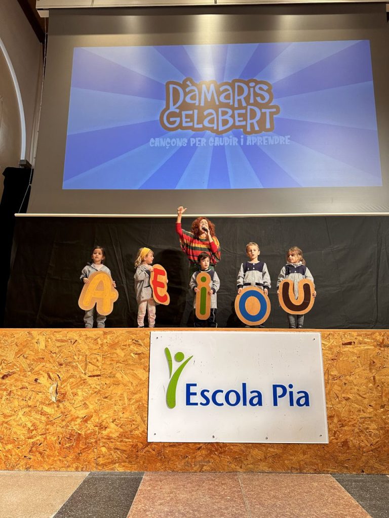 dàmaris gelabert fa un concert l’escola!  (6)